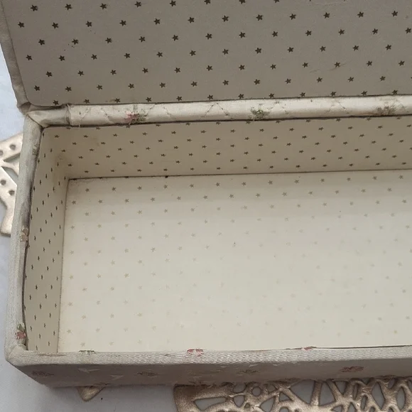 Vintage Embroidered Glove Box – Floral Threadwork – Satin or Silk Exterior - Picture 5 of 9